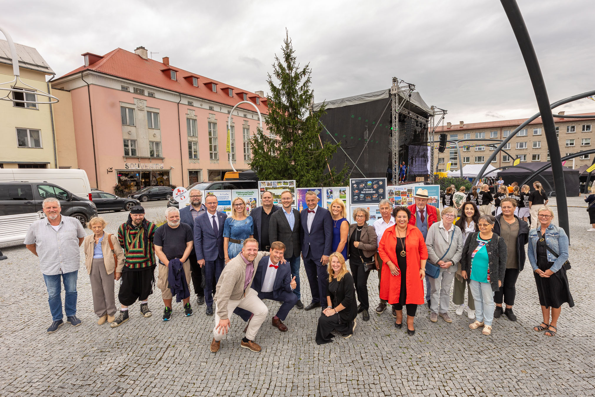 Linna juubelipidustustest võtsid osa ka delegatsioonid sõpruslinnadest